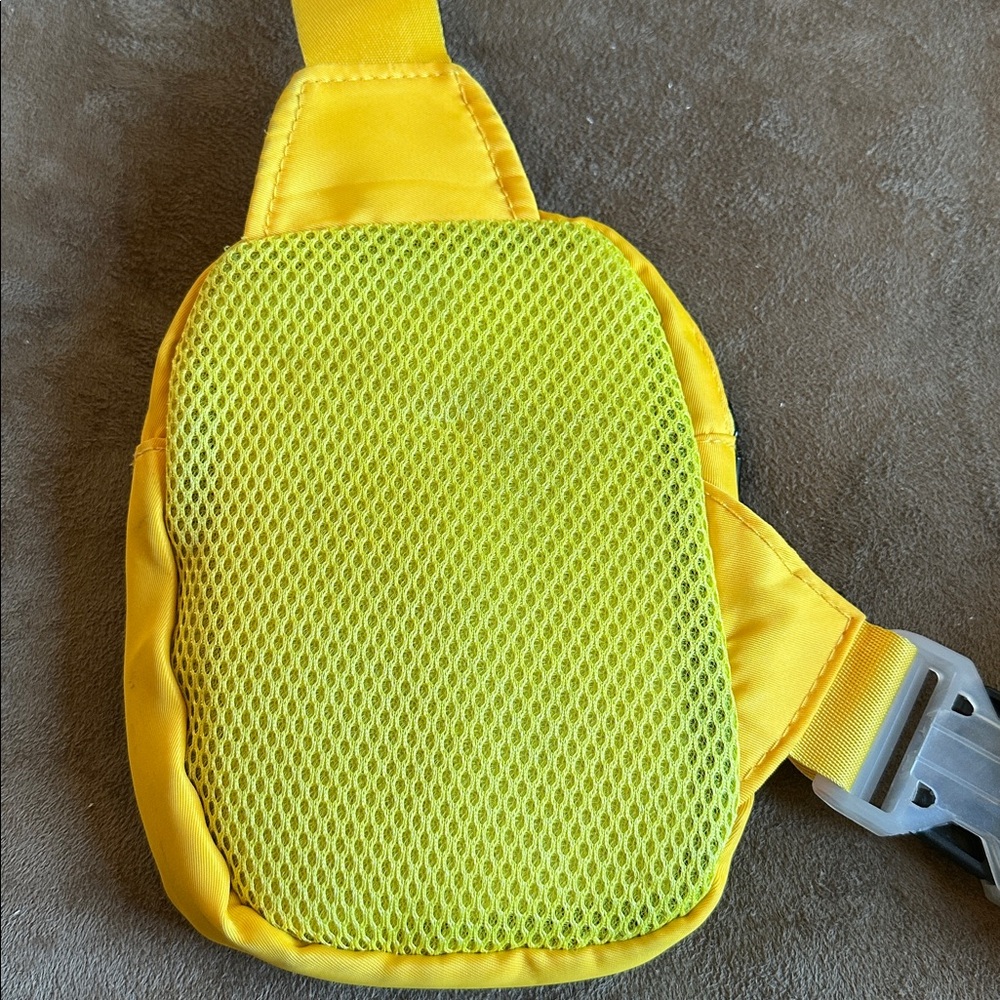 Nike Sportswear Essentials Crossbody Bag, Yellow - Picture 9 of 14